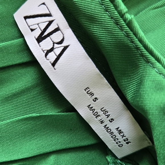 ZARA LIMITED EDITION GREEN PLEATED MIDI DRESS WITH PUFF SLEEVES 2297/693 small - Picture 4 of 15